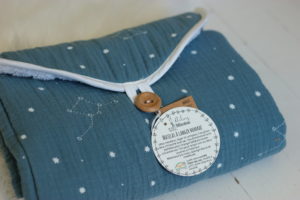 Matelas à langer nomade bleu canard imprimé de constellations