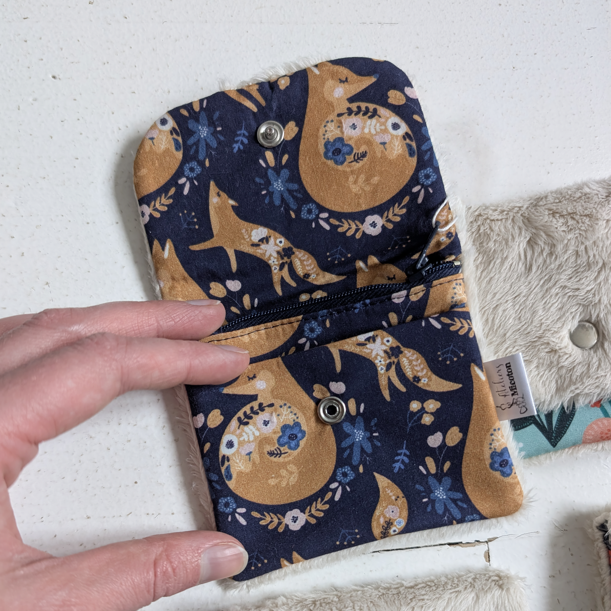 Porte-monnaie enfant assorti à la banane | Tout doux et pratique – Image 8